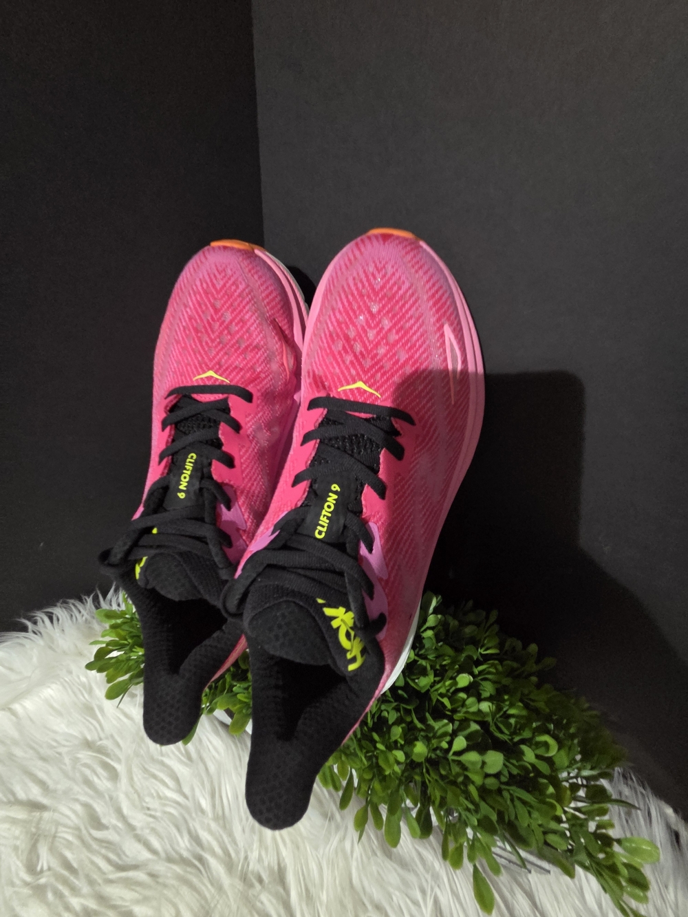 Hoka One One Clifton 9 Hot Pink/black Women's Running Shoes. Size 8.5